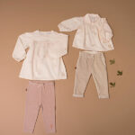 Een lief jurkje uit de collectie van Paloma van Frogs en Dogs. Het jurkje is gemaakt van mooie zachte stof en heeft een leuke print van vogeltjes. De mouwen hebben een klein gerimpeld zoompje. Het jurkje loopt ruim uit en heeft aan de achterzijde een knoopsluiting.