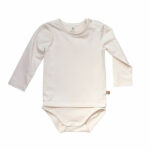 Deze unieke romper/shirt met lange mouw komt uit de collectie van MijsXMerlijn. Het is eigenlijk een mouwloze romper met daaraan vast een shirt met lange mouwen. De combinatie is off-white van kleur. Er zit een drukker sluiting op de linkerschouder en tussen de beentjes.