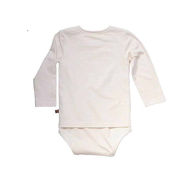 Deze unieke romper/shirt met lange mouw komt uit de collectie van MijsXMerlijn. Het is eigenlijk een mouwloze romper met daaraan vast een shirt met lange mouwen. De combinatie is off-white van kleur. Er zit een drukker sluiting op de linkerschouder en tussen de beentjes.