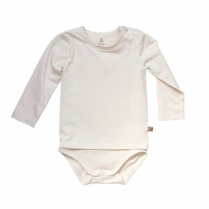 Deze unieke romper/shirt met lange mouw komt uit de collectie van MijsXMerlijn. Het is eigenlijk een mouwloze romper met daaraan vast een shirt met lange mouwen. De combinatie is off-white van kleur. Er zit een drukker sluiting op de linkerschouder en tussen de beentjes.