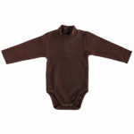 Dit mooie rompertje met turtleneck (col) in de kleur bruin komt uit de collectie van Mijs X Merlijn. Deze zeer stijlvolle turtleneck (col) romper met opstaande kraag heeft een drukker sluiting op de rug en aan de onderkant wat zeer handig voor het verschonen van de luier.
