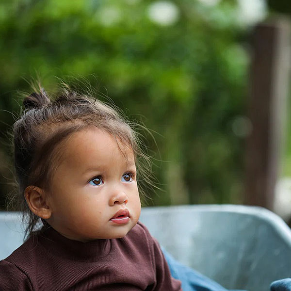 Dit mooie rompertje met turtleneck (col) in de kleur bruin komt uit de collectie van Mijs X Merlijn. Deze zeer stijlvolle turtleneck (col) romper met opstaande kraag heeft een drukker sluiting op de rug en aan de onderkant wat zeer handig voor het verschonen van de luier.