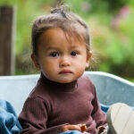 Dit mooie rompertje met turtleneck (col) in de kleur bruin komt uit de collectie van Mijs X Merlijn. Deze zeer stijlvolle turtleneck (col) romper met opstaande kraag heeft een drukker sluiting op de rug en aan de onderkant wat zeer handig voor het verschonen van de luier.