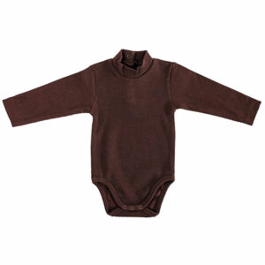 Dit mooie rompertje met turtleneck (col) in de kleur bruin komt uit de collectie van Mijs X Merlijn. Deze zeer stijlvolle turtleneck (col) romper met opstaande kraag heeft een drukker sluiting op de rug en aan de onderkant wat zeer handig voor het verschonen van de luier.