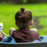 Dit mooie rompertje met turtleneck (col) in de kleur bruin komt uit de collectie van Mijs X Merlijn. Deze zeer stijlvolle turtleneck (col) romper met opstaande kraag heeft een drukker sluiting op de rug en aan de onderkant wat zeer handig voor het verschonen van de luier.