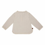 Een lief shirtje met lange mouw uit de collectie van Simply Nice Girl van Frogs en Dogs. Het blouse is gemaakt van mooie zachte stof en is effen van kleur met een leuk geweven motief. Het halsje en de mouwen zijn afgezet met een kanten randje. Het shirtje heeft aan de voorzijde een sluiting met houten knoopjes.