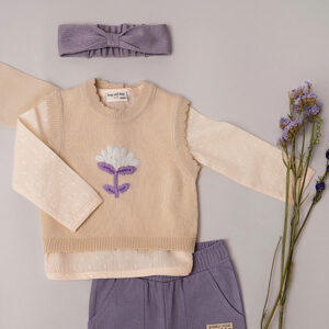 Een lief shirtje met lange mouw uit de collectie van Simply Nice Girl van Frogs en Dogs. Het blouse is gemaakt van mooie zachte stof en is effen van kleur met een leuk geweven motief. Het halsje en de mouwen zijn afgezet met een kanten randje. Het shirtje heeft aan de voorzijde een sluiting met houten knoopjes.