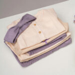 Een lief shirtje met lange mouw uit de collectie van Simply Nice Girl van Frogs en Dogs. Het blouse is gemaakt van mooie zachte stof en is effen van kleur met een leuk geweven motief. Het halsje en de mouwen zijn afgezet met een kanten randje. Het shirtje heeft aan de voorzijde een sluiting met houten knoopjes.