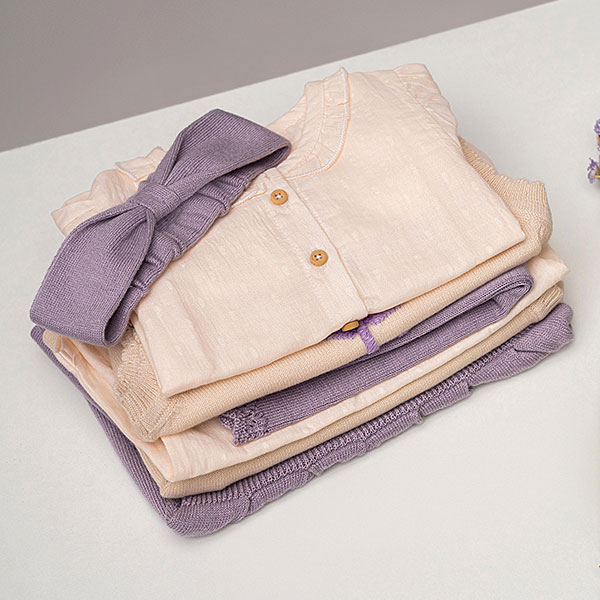 Een lief shirtje met lange mouw uit de collectie van Simply Nice Girl van Frogs en Dogs. Het blouse is gemaakt van mooie zachte stof en is effen van kleur met een leuk geweven motief. Het halsje en de mouwen zijn afgezet met een kanten randje. Het shirtje heeft aan de voorzijde een sluiting met houten knoopjes.
