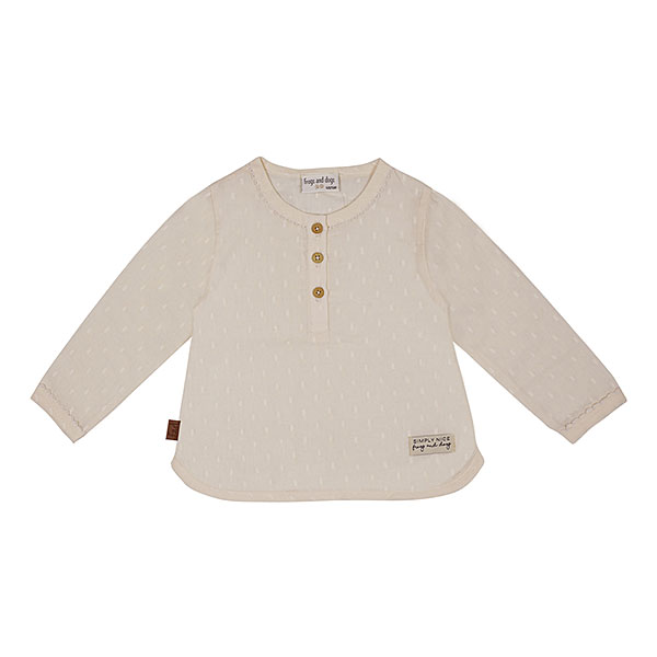Een lief shirtje met lange mouw uit de collectie van Simply Nice Girl van Frogs en Dogs. Het blouse is gemaakt van mooie zachte stof en is effen van kleur met een leuk geweven motief. Het halsje en de mouwen zijn afgezet met een kanten randje. Het shirtje heeft aan de voorzijde een sluiting met houten knoopjes.