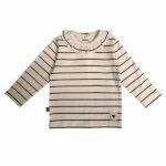 Dit leuke beige shirtje met lange mouwen komt uit de Amour collectie van Frogs and Dogs. Het shirtje is gemaakt van zachte katoen en heeft een fijne strepenprint de kleur zwart. De sluiting van dit shirtje zit op de voorzijden en heeft 2 knoopjes en het boordje van de hals is afgezet met een kanten randje. De mouwen hebben een omgeslagen boord afgezet met een kanten randje. De onderkant van het shirtje is gezoomd.