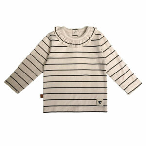 Dit leuke beige shirtje met lange mouwen komt uit de Amour collectie van Frogs and Dogs. Het shirtje is gemaakt van zachte katoen en heeft een fijne strepenprint de kleur zwart. De sluiting van dit shirtje zit op de voorzijden en heeft 2 knoopjes en het boordje van de hals is afgezet met een kanten randje. De mouwen hebben een omgeslagen boord afgezet met een kanten randje. De onderkant van het shirtje is gezoomd.