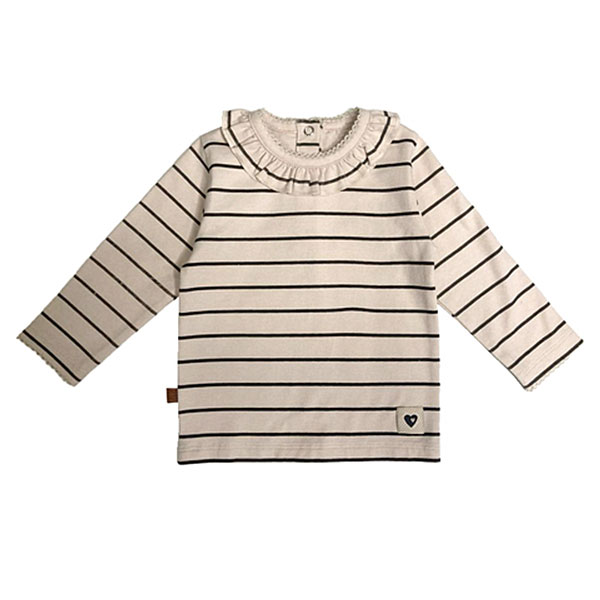 Dit leuke beige shirtje met lange mouwen komt uit de Amour collectie van Frogs and Dogs. Het shirtje is gemaakt van zachte katoen en heeft een fijne strepenprint de kleur zwart. De sluiting van dit shirtje zit op de voorzijden en heeft 2 knoopjes en het boordje van de hals is afgezet met een kanten randje. De mouwen hebben een omgeslagen boord afgezet met een kanten randje. De onderkant van het shirtje is gezoomd.