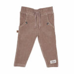 Dit leuke corduroy broekje in de kleur bruin is gemaakt van velvet ribstof komt uit de Smart Club collectie van Frogs and Dogs. Het broekje is effen van kleur en heeft aan de voorzijde 2 steekzakjes. Bij de zakjes zitten ook 2 'knoopjes' op de rand. De tailleband is elastisch met een koord. De pijpjes zijn voor zien van een boordje. Logo van de lijn is geborduurd op het linkerpijpje.