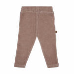 Dit leuke corduroy broekje in de kleur bruin is gemaakt van velvet ribstof komt uit de Smart Club collectie van Frogs and Dogs. Het broekje is effen van kleur en heeft aan de voorzijde 2 steekzakjes. Bij de zakjes zitten ook 2 'knoopjes' op de rand. De tailleband is elastisch met een koord. De pijpjes zijn voor zien van een boordje. Logo van de lijn is geborduurd op het linkerpijpje.