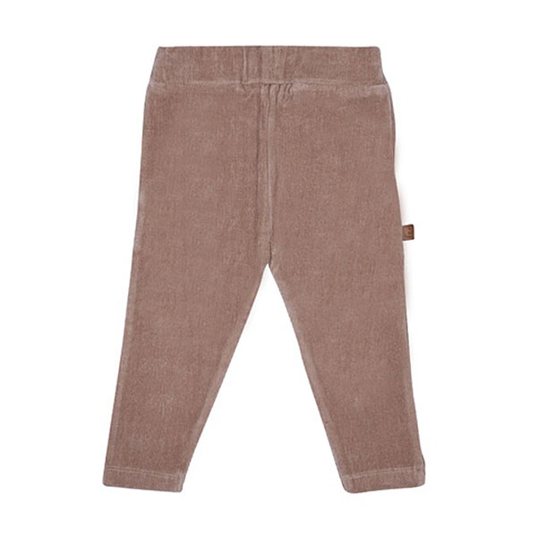 Dit leuke corduroy broekje in de kleur bruin is gemaakt van velvet ribstof komt uit de Smart Club collectie van Frogs and Dogs. Het broekje is effen van kleur en heeft aan de voorzijde 2 steekzakjes. Bij de zakjes zitten ook 2 'knoopjes' op de rand. De tailleband is elastisch met een koord. De pijpjes zijn voor zien van een boordje. Logo van de lijn is geborduurd op het linkerpijpje.
