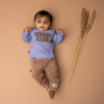 Dit leuke corduroy broekje in de kleur bruin is gemaakt van velvet ribstof komt uit de Smart Club collectie van Frogs and Dogs. Het broekje is effen van kleur en heeft aan de voorzijde 2 steekzakjes. Bij de zakjes zitten ook 2 'knoopjes' op de rand. De tailleband is elastisch met een koord. De pijpjes zijn voor zien van een boordje. Logo van de lijn is geborduurd op het linkerpijpje.