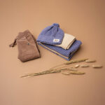 Dit leuke corduroy broekje in de kleur bruin is gemaakt van velvet ribstof komt uit de Smart Club collectie van Frogs and Dogs. Het broekje is effen van kleur en heeft aan de voorzijde 2 steekzakjes. Bij de zakjes zitten ook 2 'knoopjes' op de rand. De tailleband is elastisch met een koord. De pijpjes zijn voor zien van een boordje. Logo van de lijn is geborduurd op het linkerpijpje.