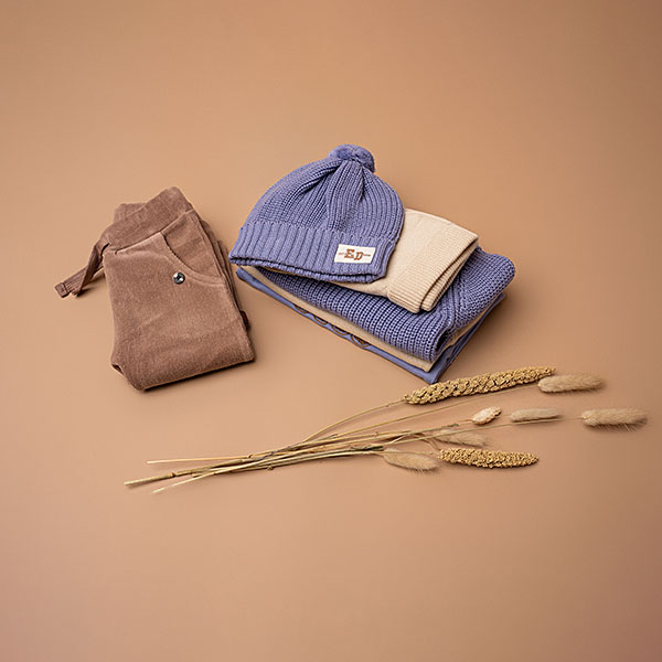 Dit leuke corduroy broekje in de kleur bruin is gemaakt van velvet ribstof komt uit de Smart Club collectie van Frogs and Dogs. Het broekje is effen van kleur en heeft aan de voorzijde 2 steekzakjes. Bij de zakjes zitten ook 2 'knoopjes' op de rand. De tailleband is elastisch met een koord. De pijpjes zijn voor zien van een boordje. Logo van de lijn is geborduurd op het linkerpijpje.