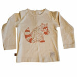 Dit leuke t-shirtje met lange mouw in de kleur cappuccino komt uit de Raccoon Club collectie van Frogs and Dogs. Het t-shirtje is gemaakt van zacht katoen. Op de voorzijde staat in de kleur bruin een print van een wasbeer met een eikeltje tussen zijn voorpoten. Het t-shirtje heeft een drukker sluiting op de rug.