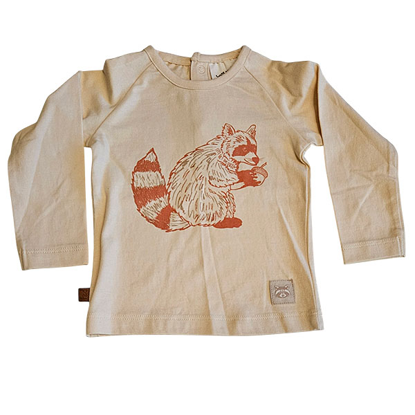 Dit leuke t-shirtje met lange mouw in de kleur cappuccino komt uit de Raccoon Club collectie van Frogs and Dogs. Het t-shirtje is gemaakt van zacht katoen. Op de voorzijde staat in de kleur bruin een print van een wasbeer met een eikeltje tussen zijn voorpoten. Het t-shirtje heeft een drukker sluiting op de rug.