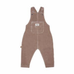 Dit leuke corduroy tuinbroekje in de kleur bruin is gemaakt van velvet ribstof komt uit de Smart Club collectie van Frogs and Dogs. Het tuinbroekje is effen van kleur en heeft aan de voorzijde 1 zakje met daarop het logo van de lijn. De banden zijn vastgemaakt met knoopjes. De pijpjes zijn gezoomd.