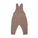 Dit leuke corduroy tuinbroekje in de kleur bruin is gemaakt van velvet ribstof komt uit de Smart Club collectie van Frogs and Dogs. Het tuinbroekje is effen van kleur en heeft aan de voorzijde 1 zakje met daarop het logo van de lijn. De banden zijn vastgemaakt met knoopjes. De pijpjes zijn gezoomd.