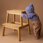 Dit leuke corduroy tuinbroekje in de kleur bruin is gemaakt van velvet ribstof komt uit de Smart Club collectie van Frogs and Dogs. Het tuinbroekje is effen van kleur en heeft aan de voorzijde 1 zakje met daarop het logo van de lijn. De banden zijn vastgemaakt met knoopjes. De pijpjes zijn gezoomd.