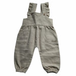 Deze leuke tuinbroek is gemaakt van geruite stof in de kleuren beige en gebroken wit. Deze tuinbroek komt uit de collectie Simply Nice Girl van Frogs and Dogs. Het tuinbroekje heeft aan de voorzijde 2 zakjes en aan de schouderbandjes zitten een ruffle rand. De pijpjes hebben een gezoomde rand met een elastiek. 