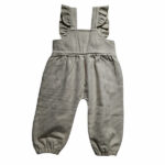 Deze leuke tuinbroek is gemaakt van geruite stof in de kleuren beige en gebroken wit. Deze tuinbroek komt uit de collectie Simply Nice Girl van Frogs and Dogs. Het tuinbroekje heeft aan de voorzijde 2 zakjes en aan de schouderbandjes zitten een ruffle rand. De pijpjes hebben een gezoomde rand met een elastiek. 