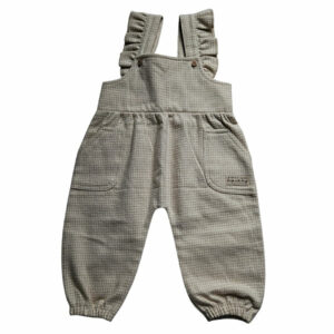 Deze leuke tuinbroek is gemaakt van geruite stof in de kleuren beige en gebroken wit. Deze tuinbroek komt uit de collectie Simply Nice Girl van Frogs and Dogs. Het tuinbroekje heeft aan de voorzijde 2 zakjes en aan de schouderbandjes zitten een ruffle rand. De pijpjes hebben een gezoomde rand met een elastiek. 