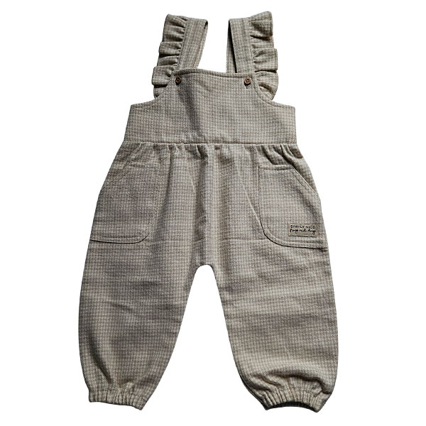 Deze leuke tuinbroek is gemaakt van geruite stof in de kleuren beige en gebroken wit. Deze tuinbroek komt uit de collectie Simply Nice Girl van Frogs and Dogs. Het tuinbroekje heeft aan de voorzijde 2 zakjes en aan de schouderbandjes zitten een ruffle rand. De pijpjes hebben een gezoomde rand met een elastiek.