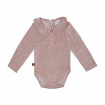 Dit mooie rompertje met lange mouw in de kleur roze smoke komt uit de collectie Paloma van Frogs en Dogs. Het rompertje is effen van kleur en heeft een schattig kraagje. Op de voorzijde zit het logootje - een vogel geborduurd. Op de achterzijde en tussen de beentjes zitten een drukkersluiting. 