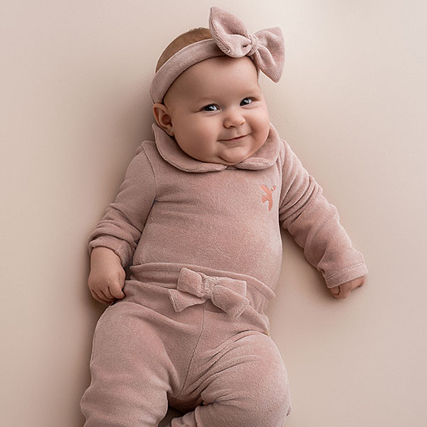 Dit mooie rompertje met lange mouw in de kleur roze smoke komt uit de collectie Paloma van Frogs en Dogs. Het rompertje is effen van kleur en heeft een schattig kraagje. Op de voorzijde zit het logootje - een vogel geborduurd. Op de achterzijde en tussen de beentjes zitten een drukkersluiting.
