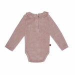 Dit mooie rompertje met lange mouw in de kleur roze smoke komt uit de collectie Paloma van Frogs en Dogs. Het rompertje is effen van kleur en heeft een schattig kraagje. Op de voorzijde zit het logootje - een vogel geborduurd. Op de achterzijde en tussen de beentjes zitten een drukkersluiting. 