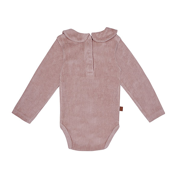 Dit mooie rompertje met lange mouw in de kleur roze smoke komt uit de collectie Paloma van Frogs en Dogs. Het rompertje is effen van kleur en heeft een schattig kraagje. Op de voorzijde zit het logootje - een vogel geborduurd. Op de achterzijde en tussen de beentjes zitten een drukkersluiting.