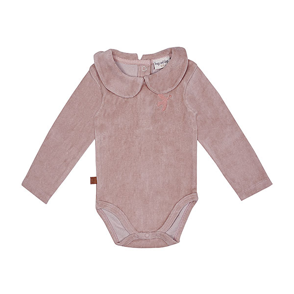 Dit mooie rompertje met lange mouw in de kleur roze smoke komt uit de collectie Paloma van Frogs en Dogs. Het rompertje is effen van kleur en heeft een schattig kraagje. Op de voorzijde zit het logootje - een vogel geborduurd. Op de achterzijde en tussen de beentjes zitten een drukkersluiting.