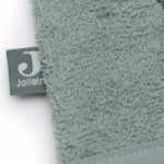 Deze washand Jungle Jambo Croco in de kleur ash green is perfect voor dagelijks gebruik. Hij is heerlijk zacht en lief voor het kwetsbare huidje van jouw baby, lekker lang zodat hij goed om je hand blijft zitten. Daarnaast heeft de washand schattige oortjes aan de bovenkant en een handig lusje om de washand op te hangen.