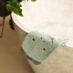 Deze washand Jungle Jambo Croco in de kleur ash green is perfect voor dagelijks gebruik. Hij is heerlijk zacht en lief voor het kwetsbare huidje van jouw baby, lekker lang zodat hij goed om je hand blijft zitten. Daarnaast heeft de washand schattige oortjes aan de bovenkant en een handig lusje om de washand op te hangen.