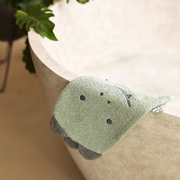 Deze washand Jungle Jambo Croco in de kleur ash green is perfect voor dagelijks gebruik. Hij is heerlijk zacht en lief voor het kwetsbare huidje van jouw baby, lekker lang zodat hij goed om je hand blijft zitten. Daarnaast heeft de washand schattige oortjes aan de bovenkant en een handig lusje om de washand op te hangen.
