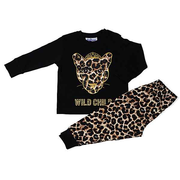 Deze leuke zwarte pyjama Wild Child komt uit de collectie van Fun2Wears. Deze serie heeft een verbeterde stofkwaliteit waardoor die mooier blijft na het wassen. Deze pyjama bestaat uit een shirt met lange mouwen en een broek met lange pijpen. Op het shirtje staat de tekst Wild Child in de afbeelding van een panterhoofd met kroontje. Op het broekje heeft een panterprint en zwarte boorden.