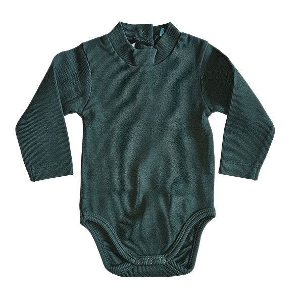 Dit mooie rompertje met turtleneck (col) in de kleur donkergroen komt uit de collectie van Mijs X Merlijn. Deze zeer stijlvolle turtleneck (col) romper met opstaande kraag heeft een drukker sluiting op de rug en aan de onderkant wat zeer handig voor het verschonen van de luier.