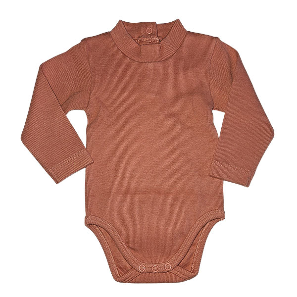 Dit mooie rompertje met turtleneck (col) in de kleur roze komt uit de collectie van Mijs X Merlijn. Deze zeer stijlvolle turtleneck (col) romper met opstaande kraag heeft een drukker sluiting op de rug en aan de onderkant wat zeer handig voor het verschonen van de luier.