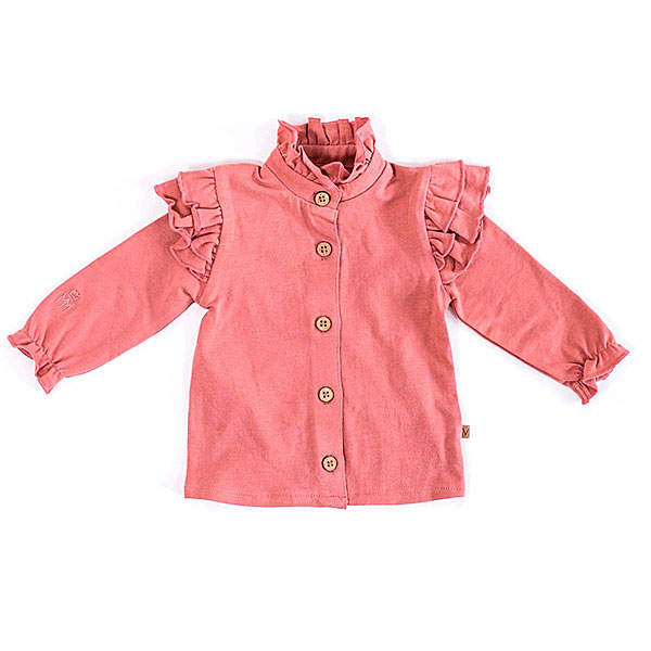 Dit prachtige roze ruffle baby blouse met unieke houten knoopjes heeft ruffles op de kraag en schouders. En is gemaakt van een zachte elastische kwaliteit wat comfort en warmte biedt voor je kleintje. De boord van de mouwtjes zijn afgewerkt met elastiek waardoor het aankleden nog makkelijker is.