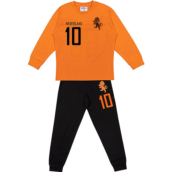 Hier vind je de stoere pyjama Elftal. Deze pyjama komt uit de nieuwe serie van Fun2Wear. Deze serie heeft een verbeterde stofkwaliteit waardoor die mooier blijft na het wassen. Deze pyjama bestaat uit een shirt met lange mouwen en een broek met lange pijpen. Op het shirtje staat in het groot het nummer 10 met de tekst Nederland en de leeuw.  Het broekje is zwart met op de linker broekspijp met in het oranje het nummer 10 en de leeuw.