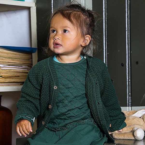 Een stijlvol gebreid vestje in de kleur groen met mooie houten knoopjes aan de voorzijde, V-hals en lange mouwen. Gemaakt van zacht en zeer comfortabele kwaliteit katoen waardoor het vestje geschikt is het hele jaar door te dragen en zacht aanvoelt op de huid.