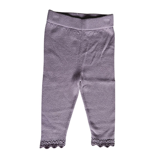 Deze mooie paarse gebreide legging komt uit de collectie Simply Nice Girl van Frogs and Dogs. De legging is effen van kleur en heeft een elastisch tailleband. De pijpje zijn afgewerkt met een gebreid rufflerandje met motief. 