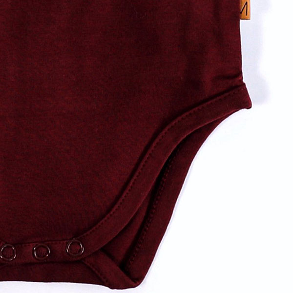 Dit mooie overslagrompertje in de kleur bordeaux komt uit de collectie van Mijs X Merlijn. Dit overslagrompertje met ronde hals is ideaal voor newborn baby’s. Met de overslag en de veilige en praktische drukknoopjes aan de onderkant én aan de zijkant wikkel je in een handomdraai je kleintje in het rompertje. Het overslagrompertje heeft lange mouwen, ronde hals en drukker aan de zijkant en tussen de beentjes. Het overslagrompertje is gemaakt van zachte stretch jersey.