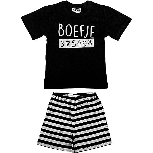 Hier vind je de stoere shortama Boefje. Deze shortama komt uit de collectie van Fun2Wear. Deze serie heeft een verbeterde stofkwaliteit waardoor die mooier blijft na het wassen. Deze shortama bestaat uit een shirt met korte mouwen en een korte broek. Op het shirtje staat in het wit de tekst Boefje met daaronder het 'gevangenisnummer'. Het korte broekje heeft een strepenprint in de kleuren grijs en zwart.