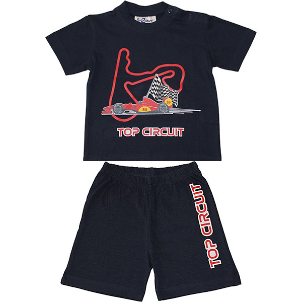 Hier vind je de stoere shortama Top Circuit. Deze shortama komt uit de collectie van Fun2Wear. Deze shortama bestaat uit een shirt met korte mouwen en een korte broek. Op het shirtje staat de afbeelding van een raceauto met een racebaan en de tekst Top Circuit. Het korte broekje is effen van kleur met in het rood de tekst Top Circuit. Deze serie heeft een verbeterde stofkwaliteit waardoor die mooier blijft na het wassen.